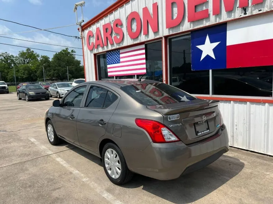 2015 Nissan Versa 1.6 S photo 1