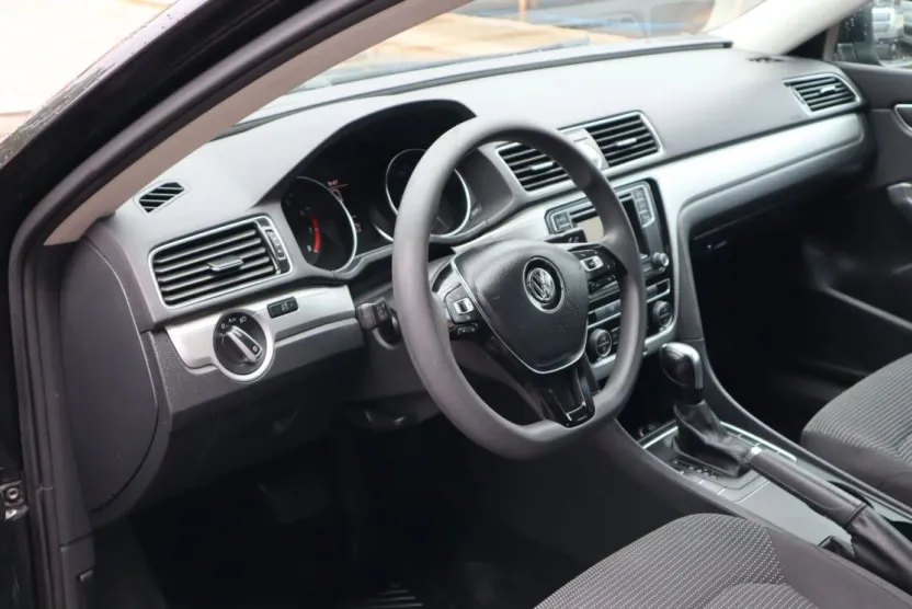 2017 Volkswagen Passat S photo 1
