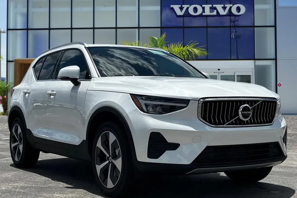 2025 Volvo XC40 Core photo 1