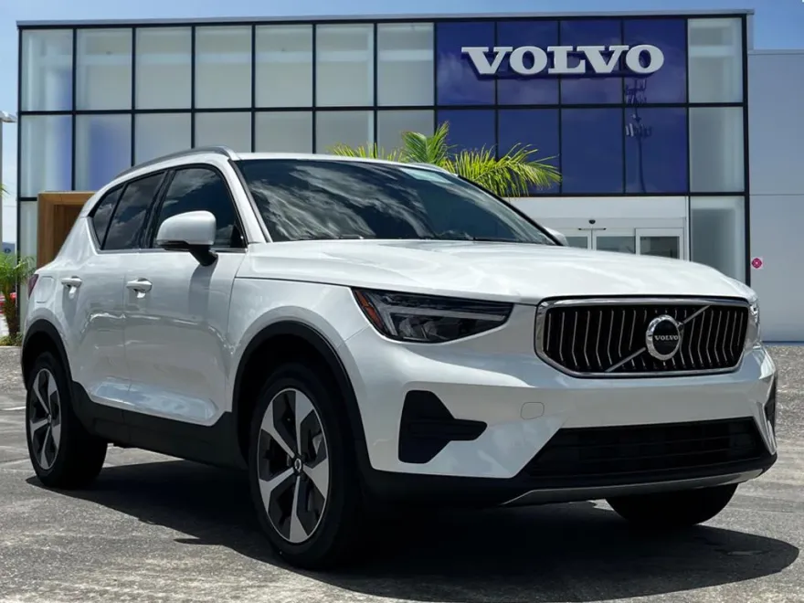 2025 Volvo XC40 Core photo 1