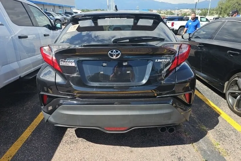 2020 Toyota C-HR LE photo 1