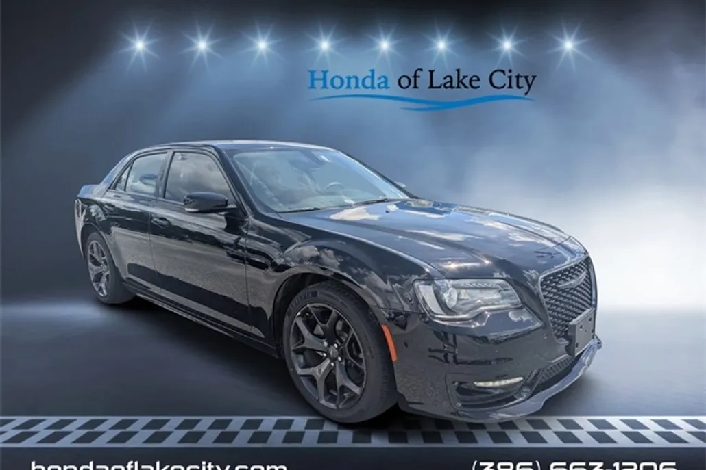 2023 Chrysler 300 Touring L photo 1