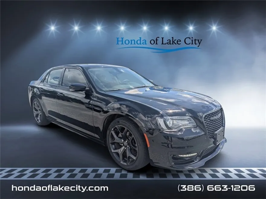 2023 Chrysler 300 Touring L photo 1