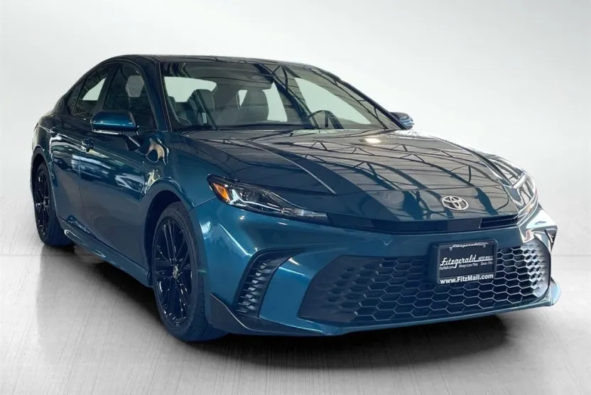 2025 Toyota Camry SE photo 1