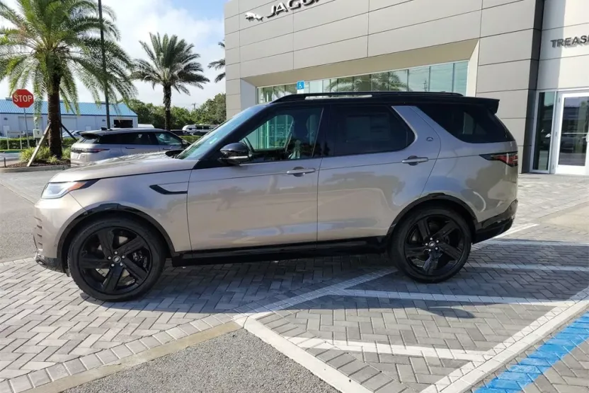 2025 Land Rover Discovery Metropolitan Edition photo 1