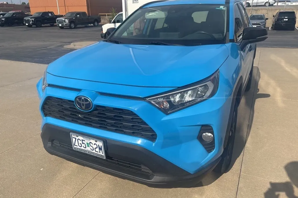 2021 Toyota RAV4 XLE photo 1