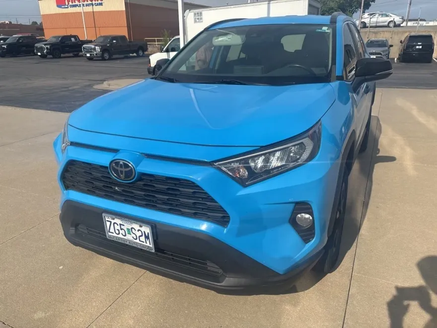 2021 Toyota RAV4 XLE photo 1