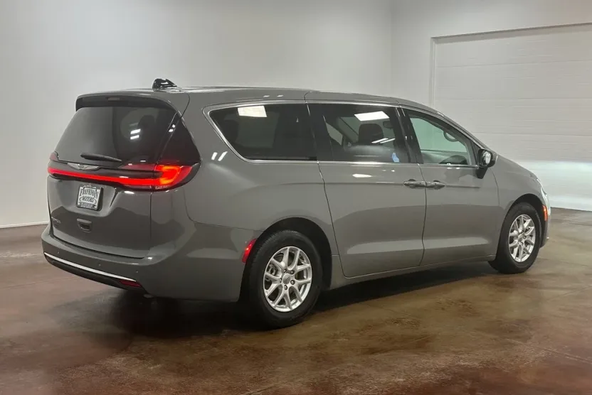 2023 Chrysler Pacifica Touring L photo 1