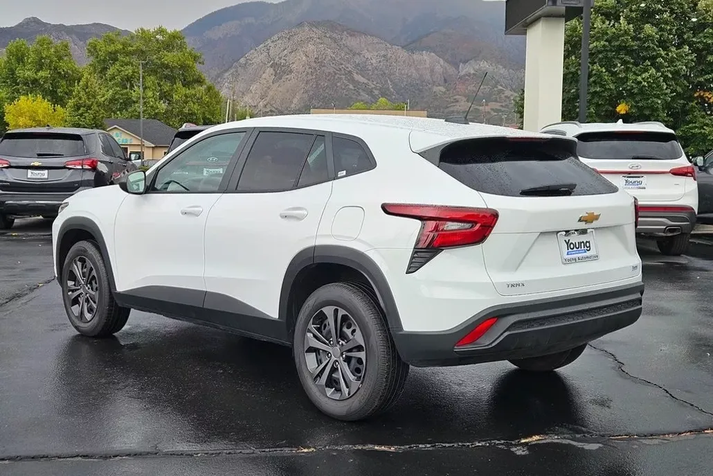 2025 Chevrolet Trax LS photo 1