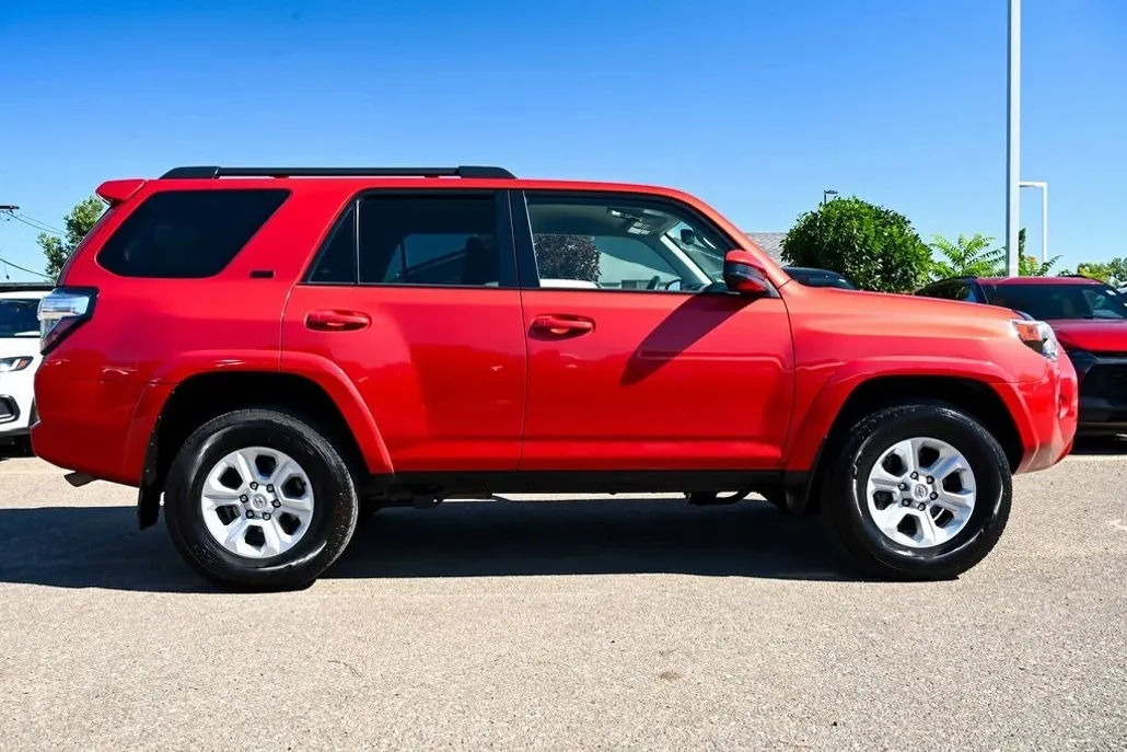 2022 Toyota 4Runner SR5 photo 1