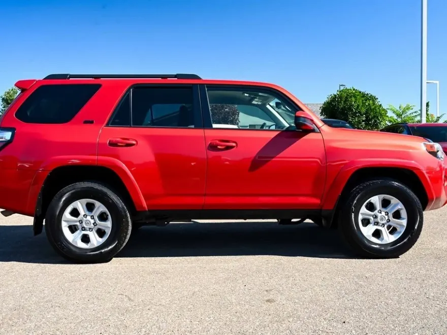2022 Toyota 4Runner SR5 photo 1