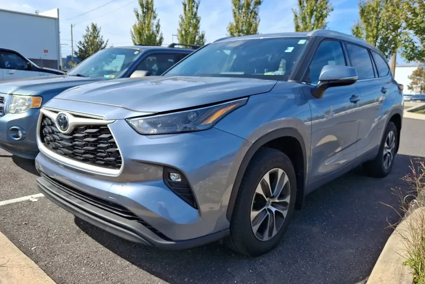 2022 Toyota Highlander XLE photo 1