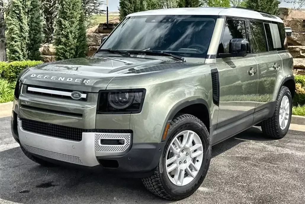 2025 Land Rover Defender 110 S photo 1