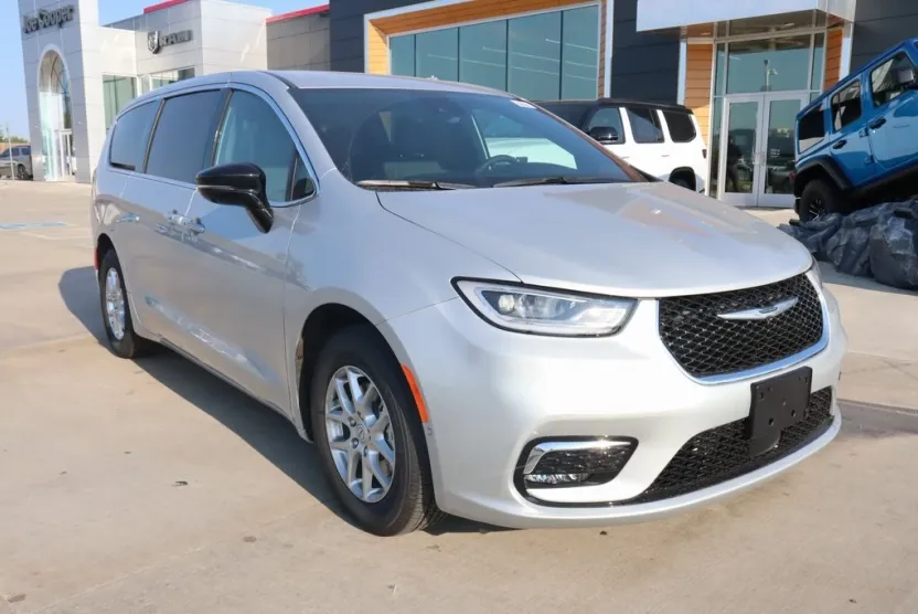 2026 Chrysler Pacifica photo 1