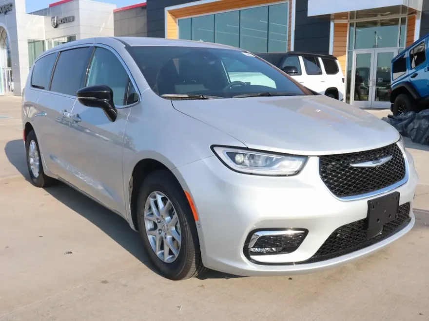 2026 Chrysler Pacifica photo 1