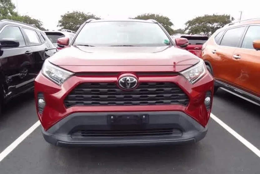 2020 Toyota RAV4 XLE photo 1