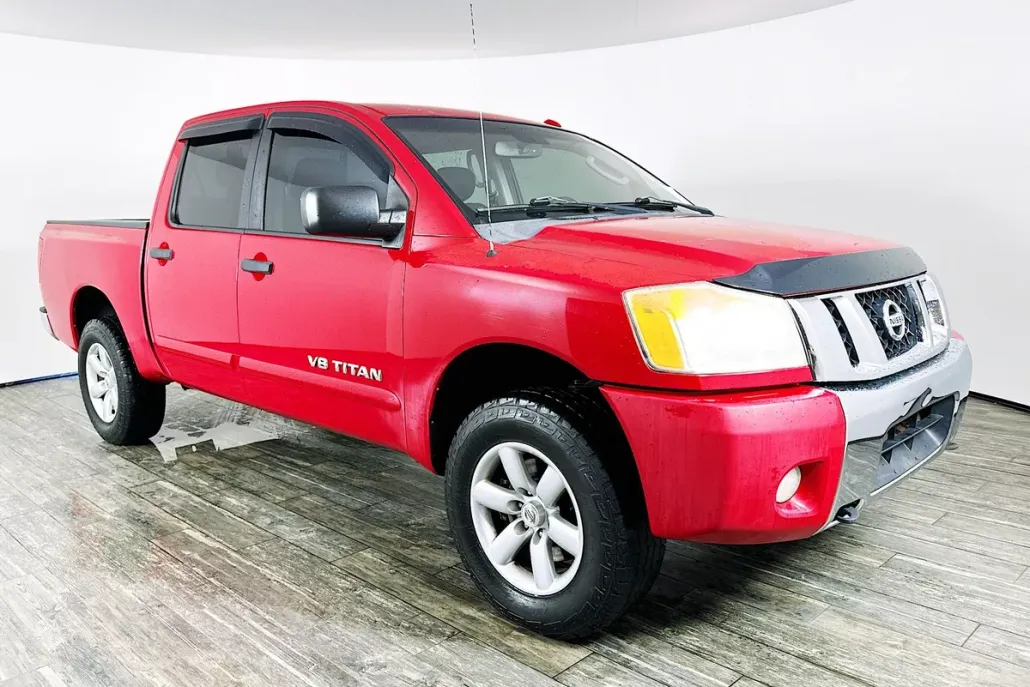 2011 Nissan Titan SV photo 1