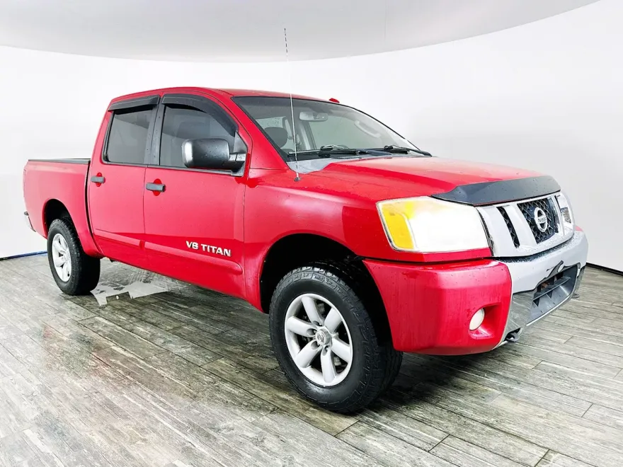 2011 Nissan Titan SV photo 1