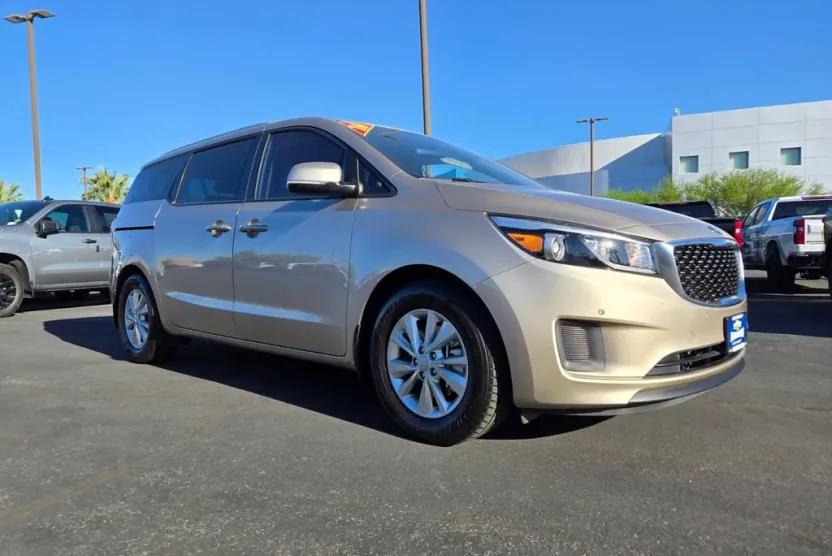 2016 Kia Sedona LX photo 1