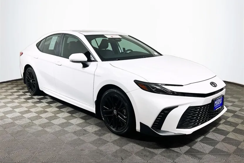 2025 Toyota Camry SE photo 1