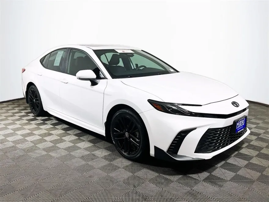 2025 Toyota Camry SE photo 1