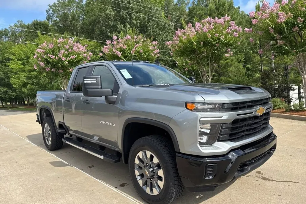2025 Chevrolet Silverado 2500HD Custom photo 1