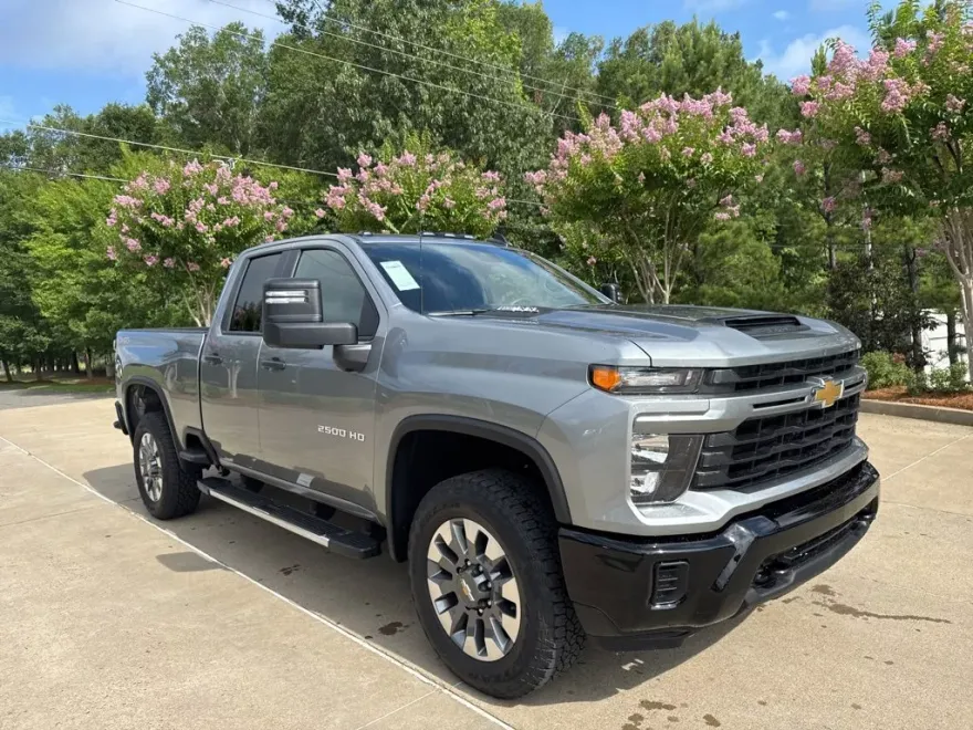 2025 Chevrolet Silverado 2500HD Custom photo 1