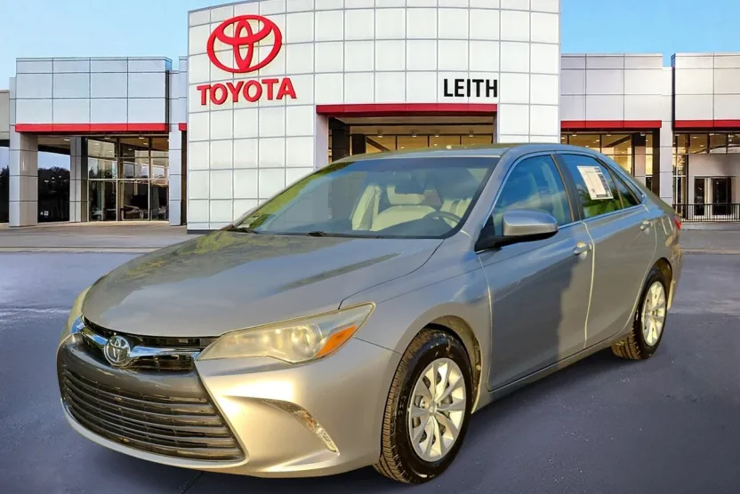 2016 Toyota Camry LE photo 1