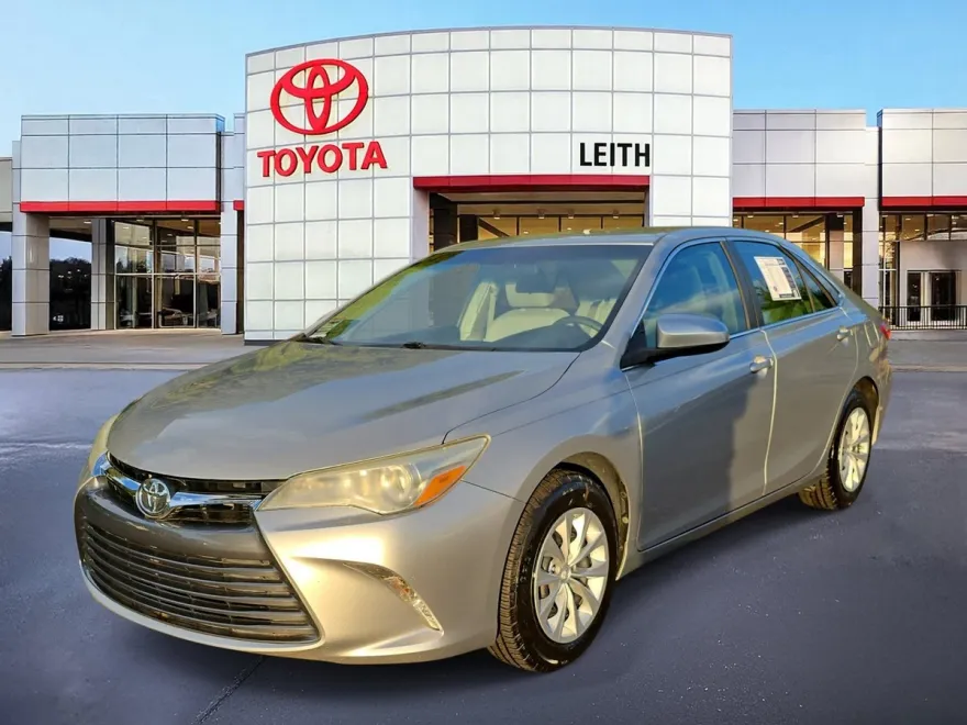 2016 Toyota Camry LE photo 1
