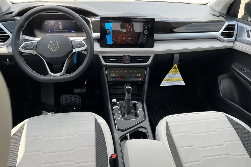 2025 Volkswagen Taos SE photo 1