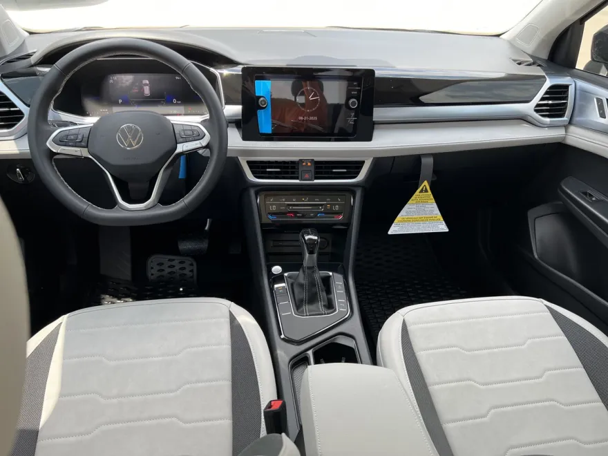2025 Volkswagen Taos SE photo 1