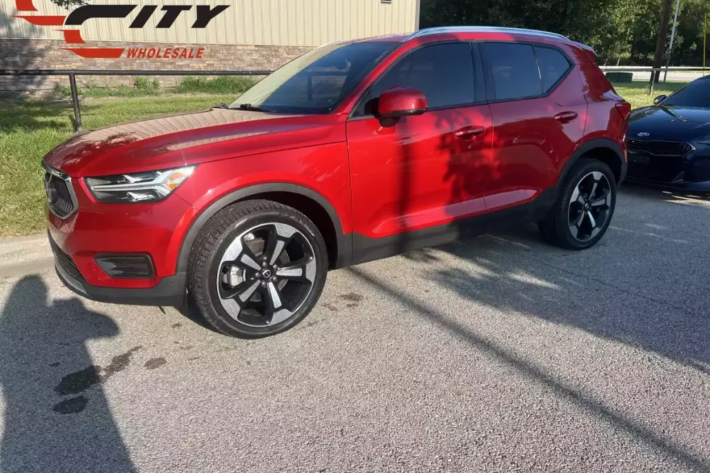 2022 Volvo XC40 Momentum photo 1