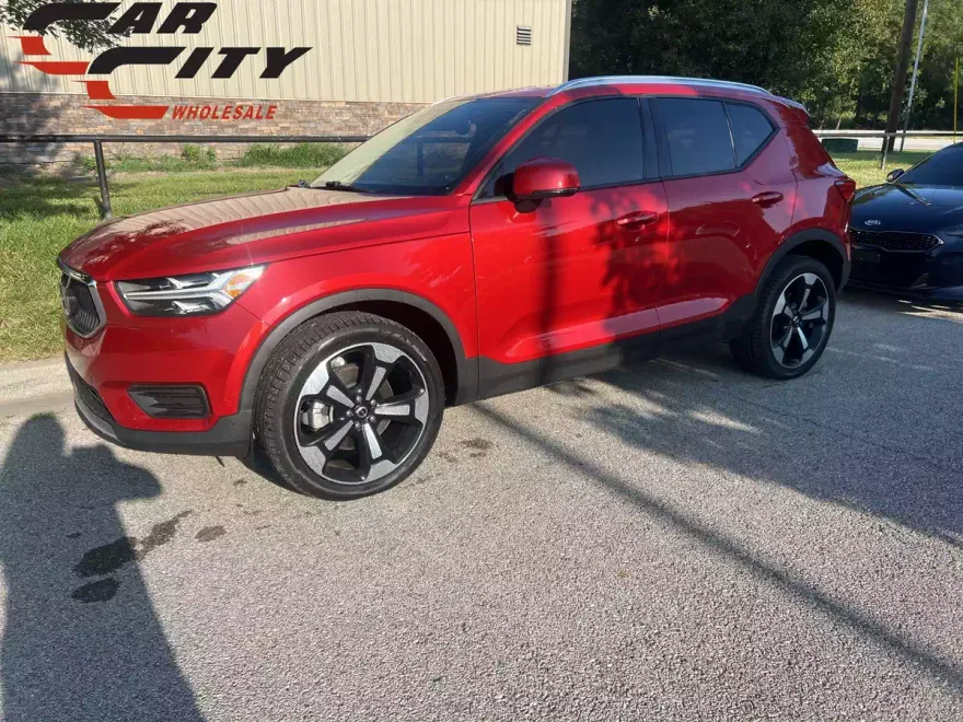 2022 Volvo XC40 Momentum photo 1