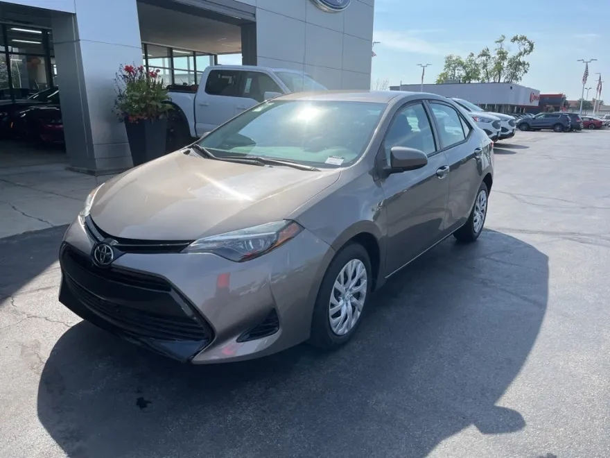 2019 Toyota Corolla LE photo 1