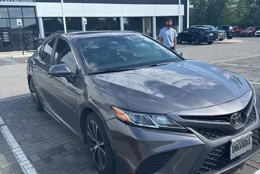 2020 Toyota Camry SE photo 1