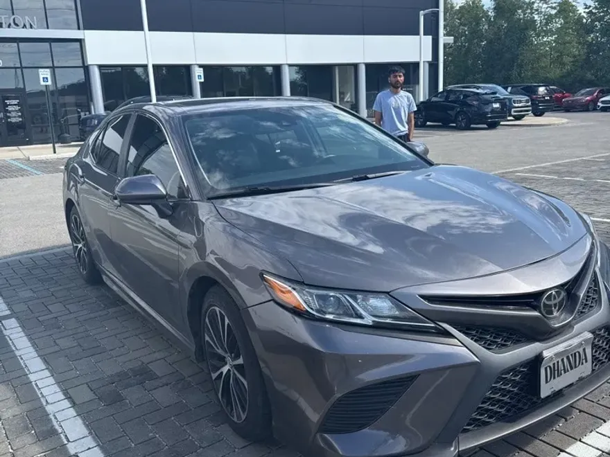 2020 Toyota Camry SE photo 1