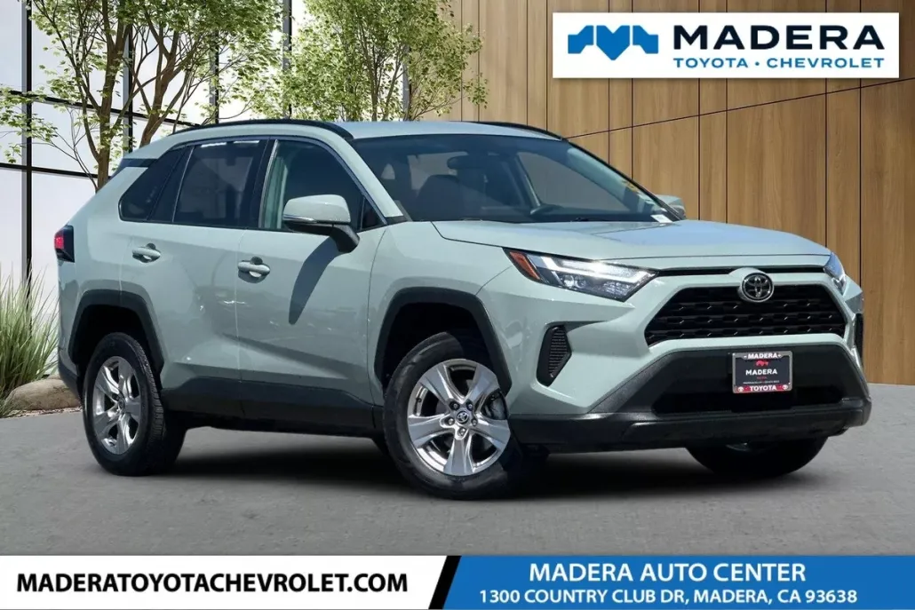 2022 Toyota RAV4 XLE photo 1