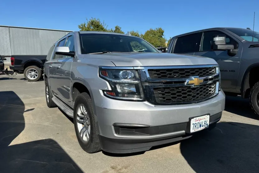 2016 Chevrolet Suburban LT photo 1