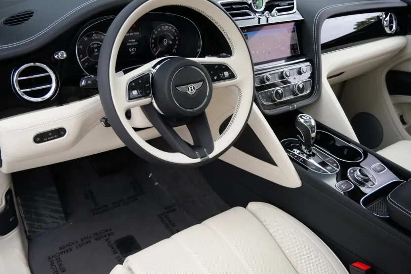 2025 Bentley Bentayga V8 photo 1