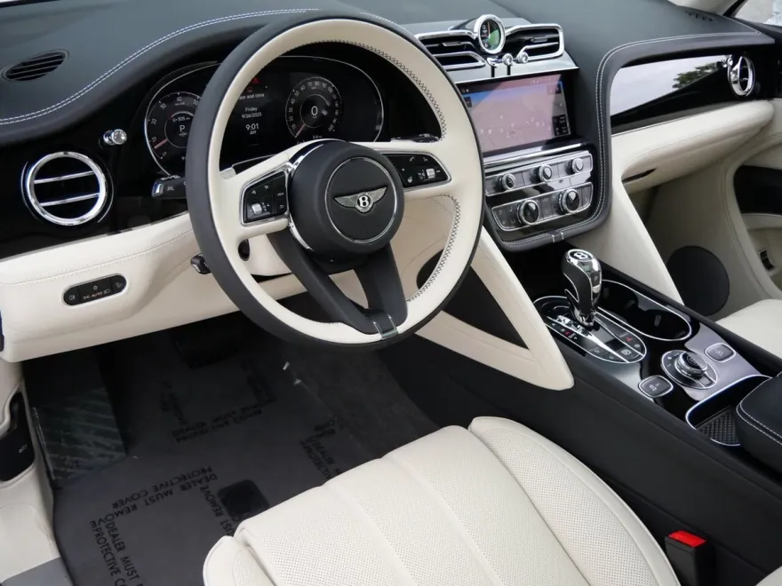 2025 Bentley Bentayga V8 photo 1