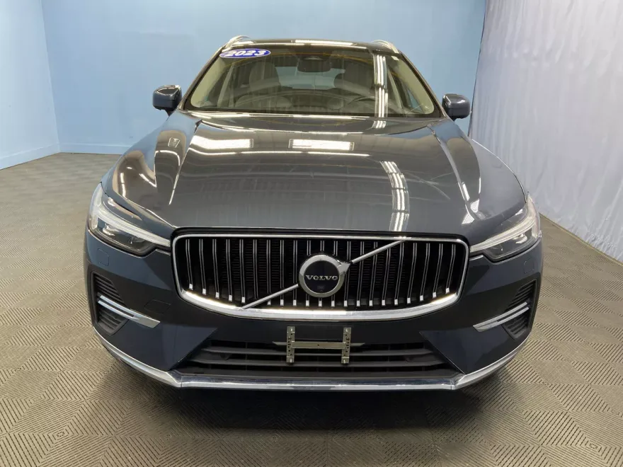 2023 Volvo XC60 Plus photo 1