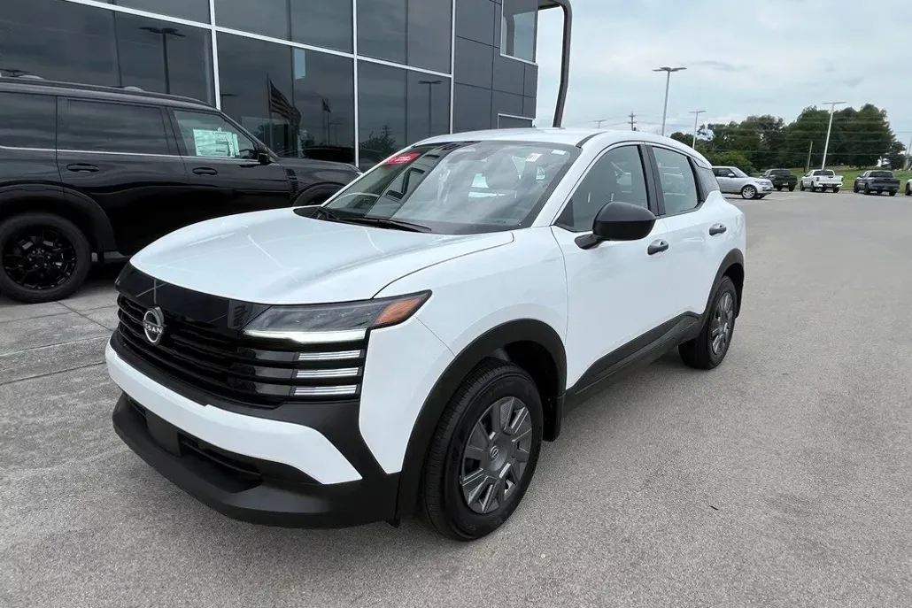 2025 Nissan Kicks S photo 1