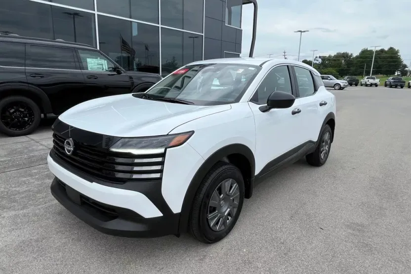 2025 Nissan Kicks S photo 1