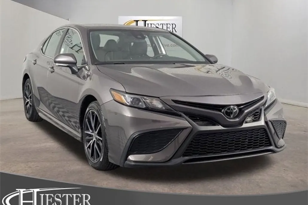 2024 Toyota Camry SE photo 1