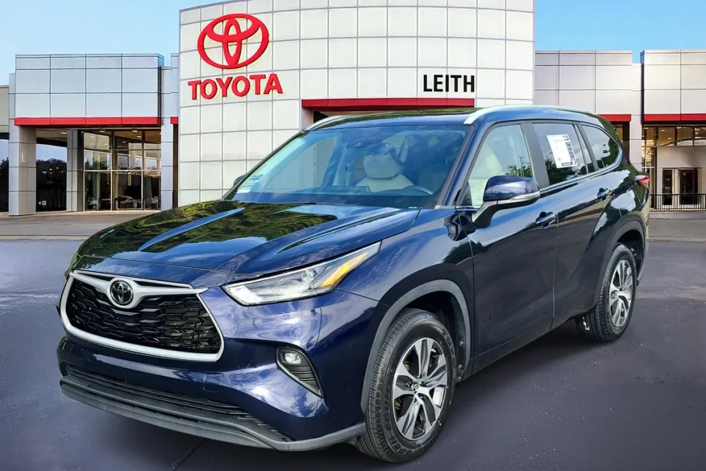 2023 Toyota Highlander XLE photo 1
