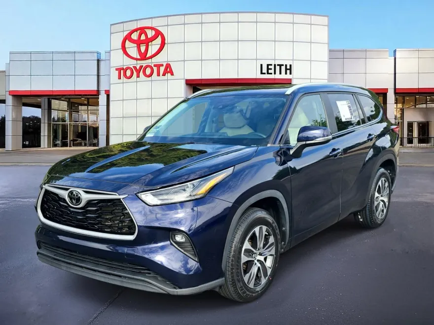2023 Toyota Highlander XLE photo 1