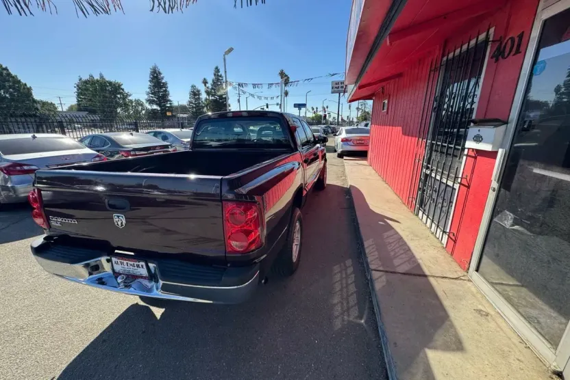 2005 Dodge Dakota SLT Sport photo 1