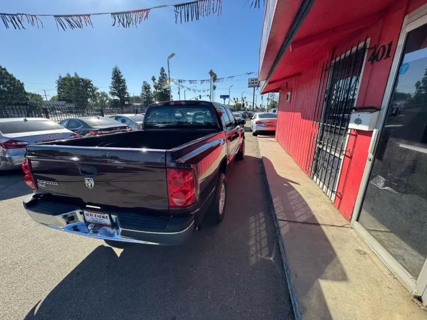 2005 Dodge Dakota SLT Sport photo 1