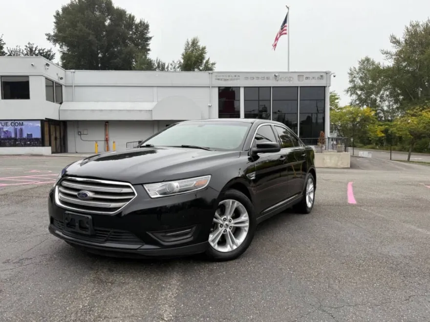 2018 Ford Taurus SEL photo 1