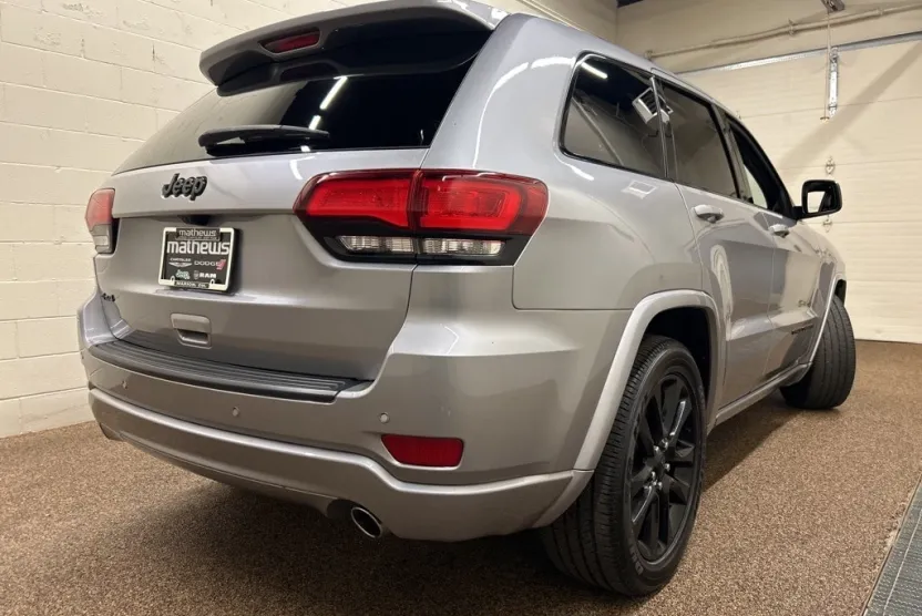 2021 Jeep Grand Cherokee Laredo X photo 1